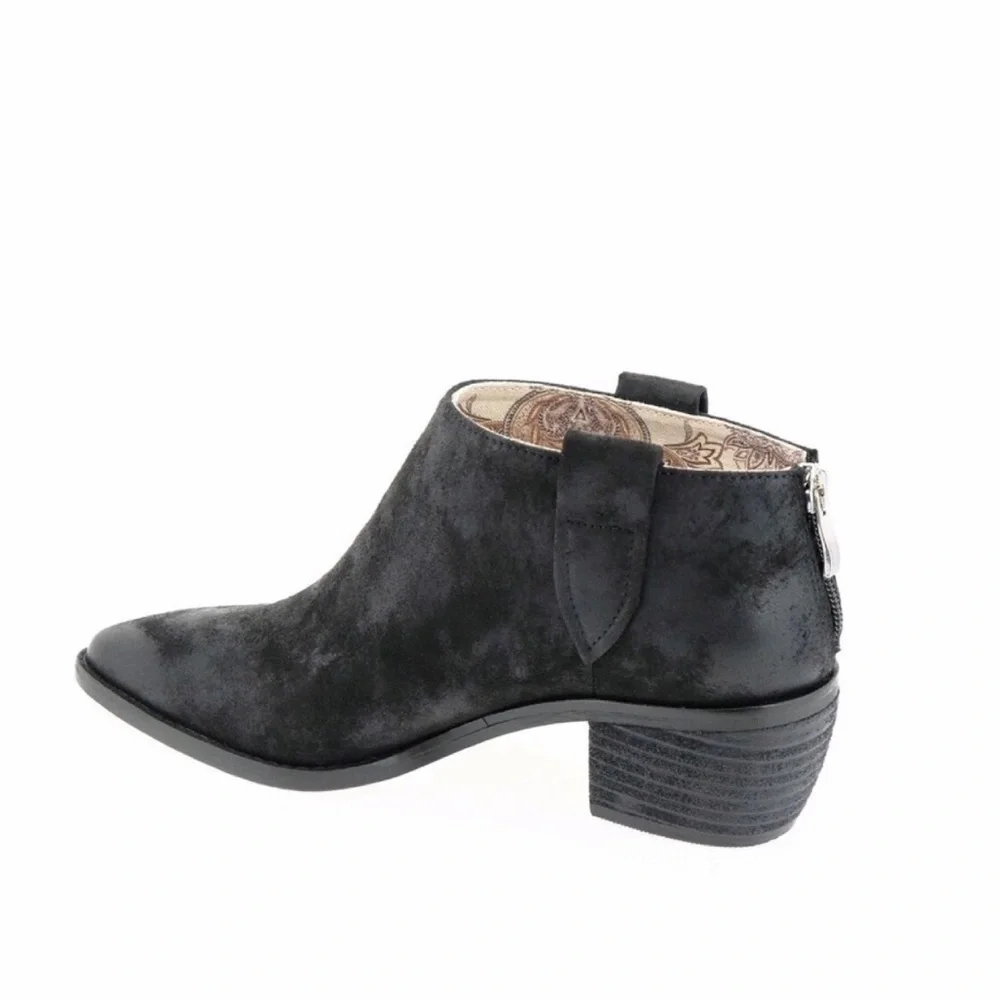 BAND OF GYPSIES • Rainier‎ Burnished Micro Cowsuede Booties - Black 8 $100